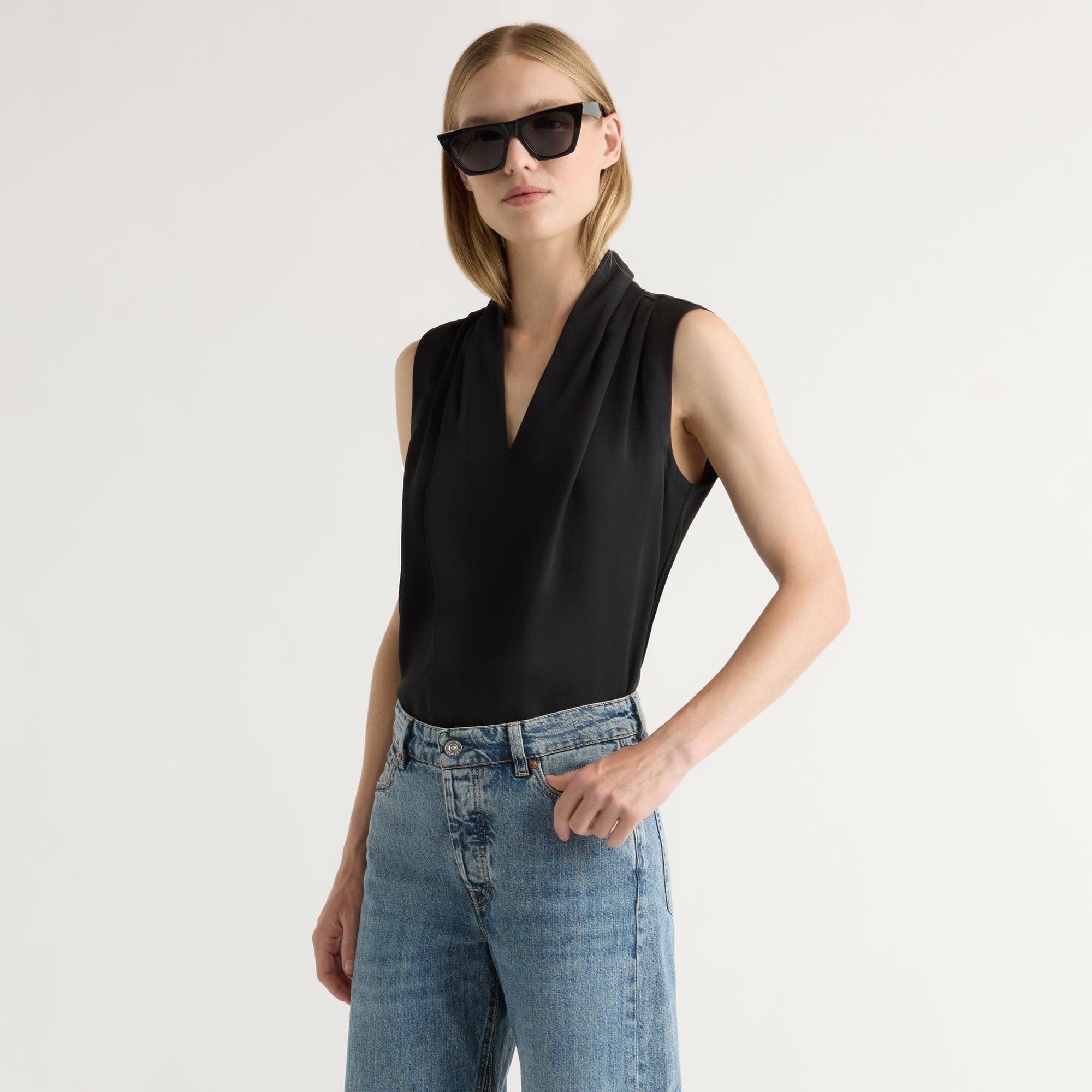 Unliens 13900円 黒　v-neck design blouse Unliens 13900円 黒 v-neck design blouse - メルカリ
