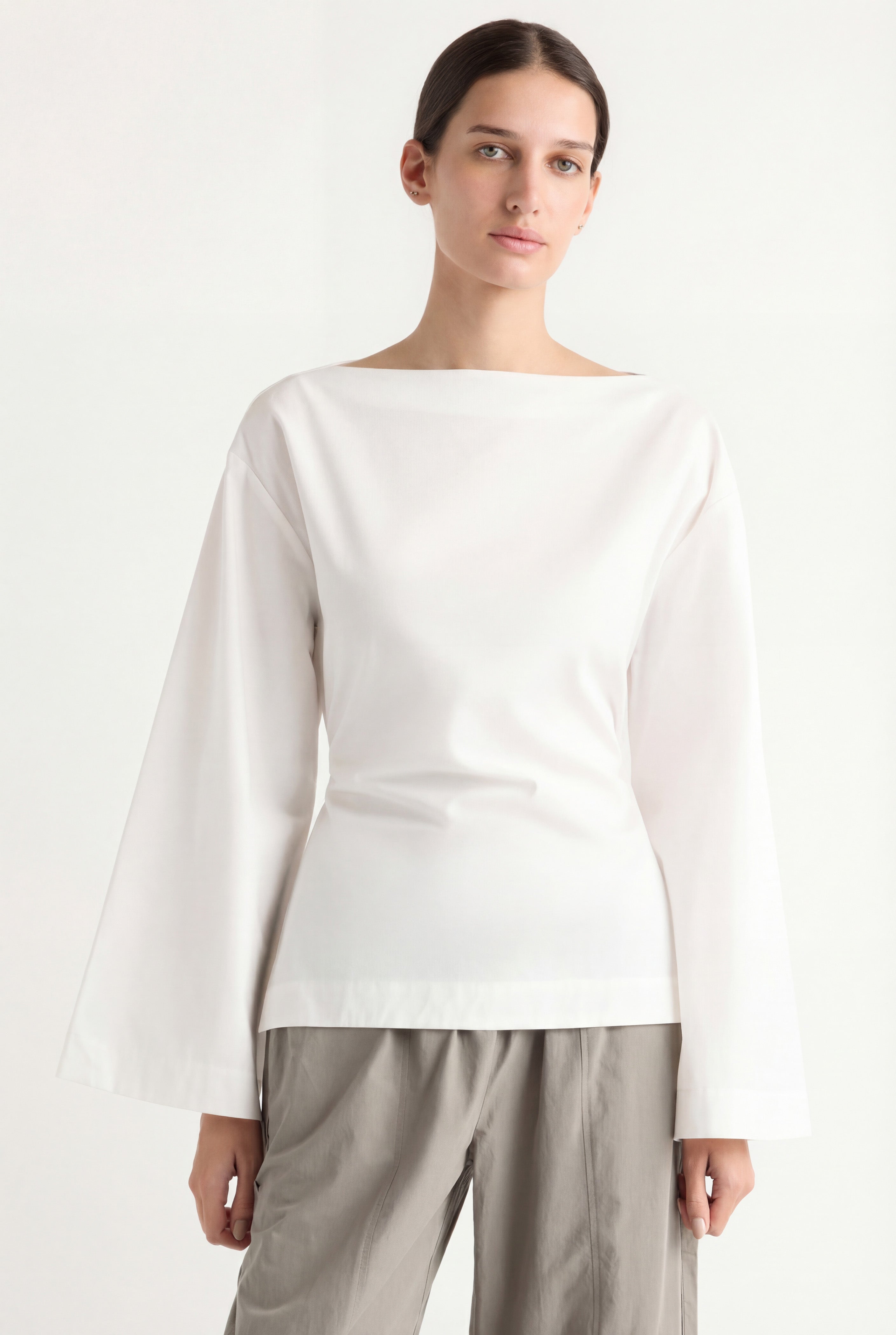 新品未使用 ella volume flare blouse (white) lilian-sculpted-flare-sleeve-