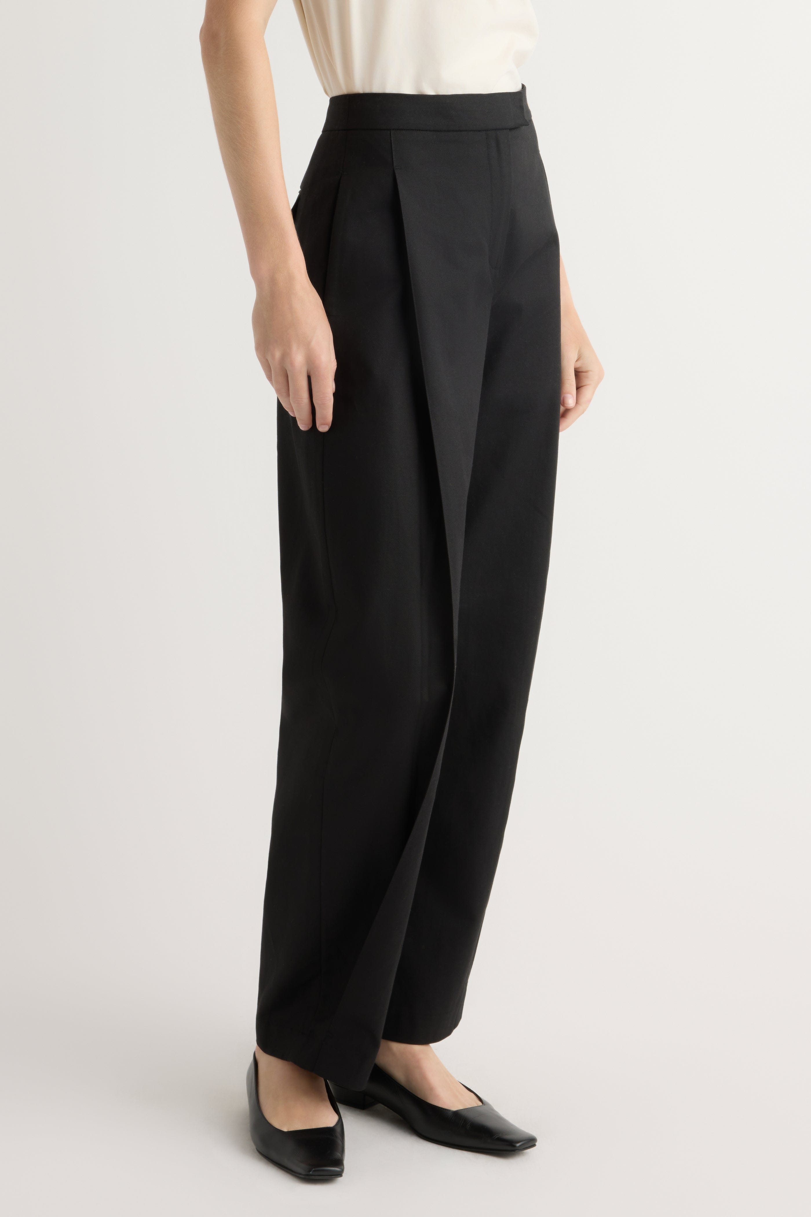 Lucia Tailored Barrel-Leg Pant