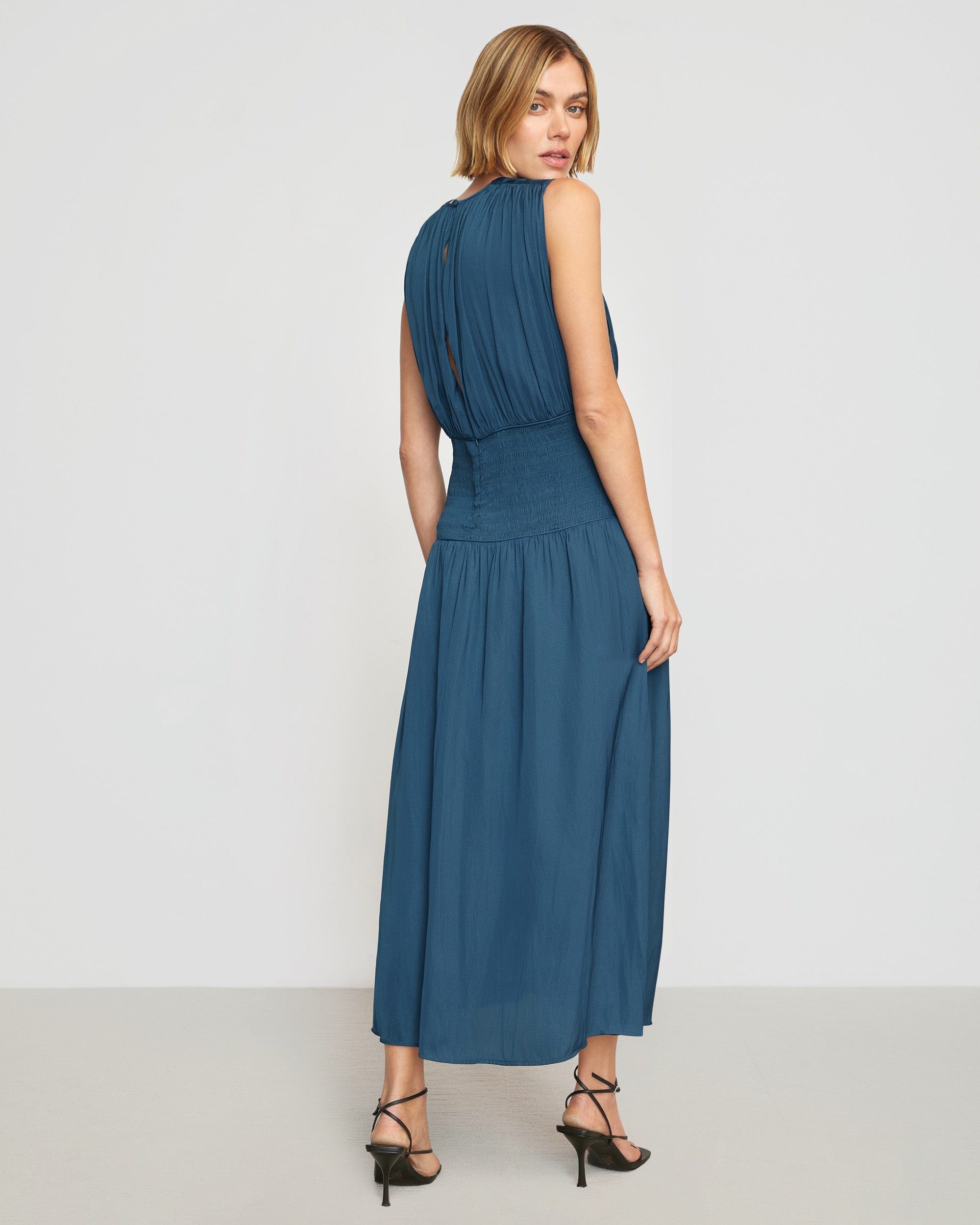 新品未使用　Meandering waist tuck flare dress Exceptional Off-The-Shoulder Flared Midi Dress | Windsor